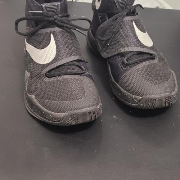 Nike basketball sneakers Men US9 - Picture 2 of 4